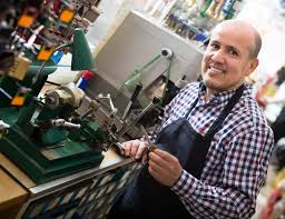 Como Funciona o Serviço de Chaveiro Automotivo em Curitiba carlos chaveiro